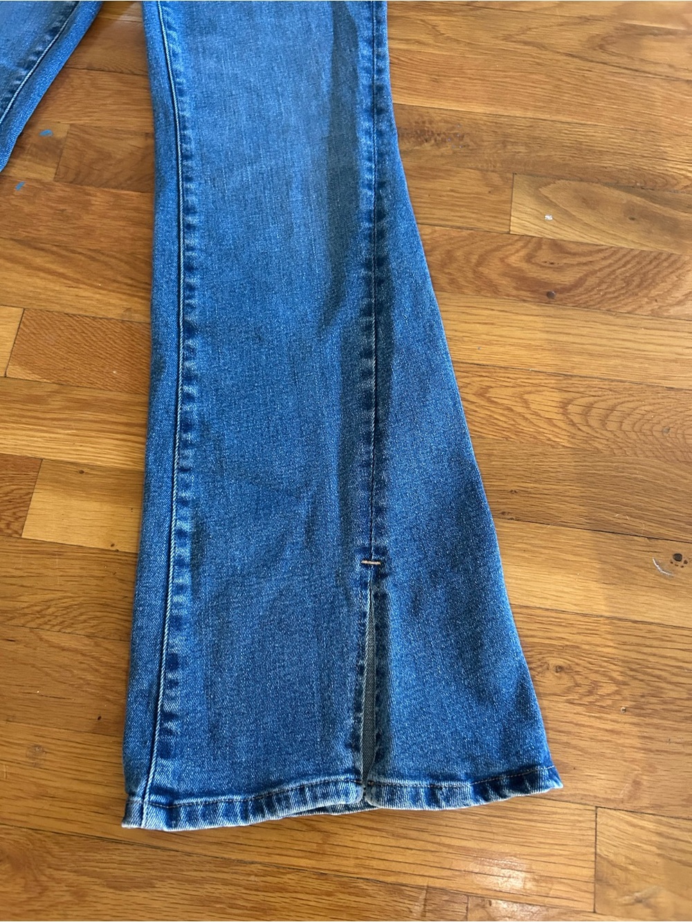 Good American Split Twist Hem Med Wash Flare Jeans in Women’s 8/29 - Picture 3 of 9